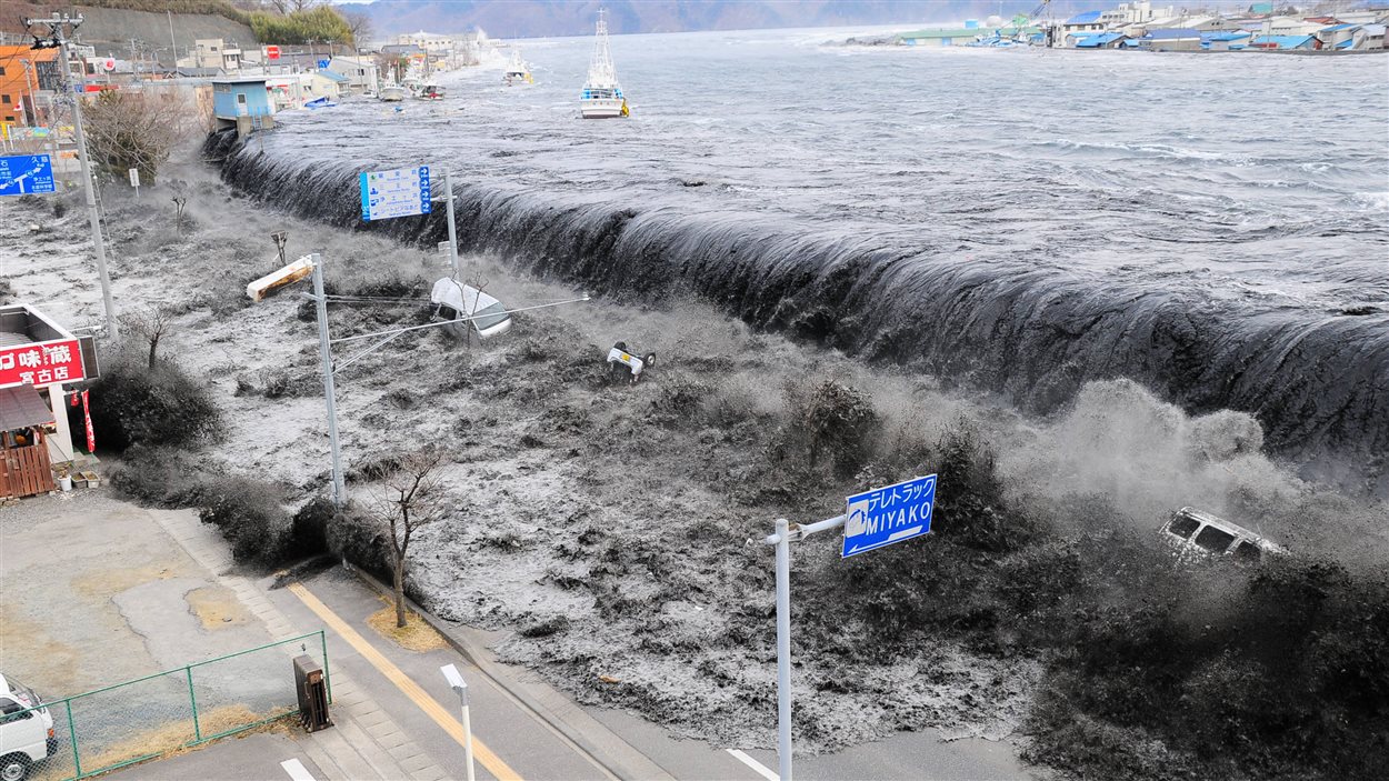 Une vague déferle sur Miyako, dans l'estuaire de Heigawa au Japon, après le séisme le 11 mars 2011.