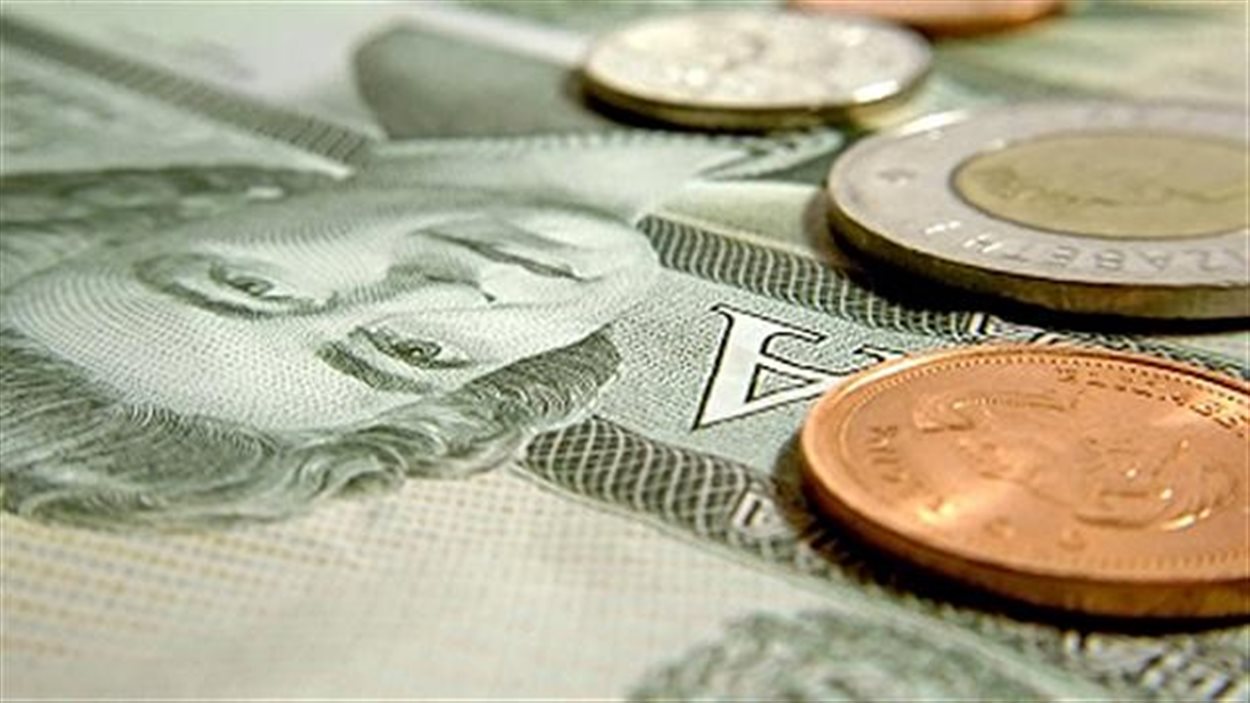 Des billets de banque et de l'argent.