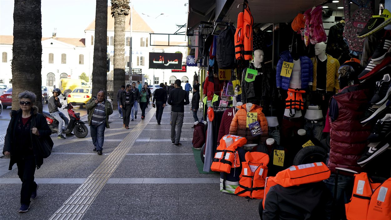 À Izmir, en Turquie, des vestes de flottaison continuent d'être offertes dans de nombreux magasins.