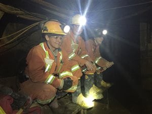 Des femmes dans une mine.