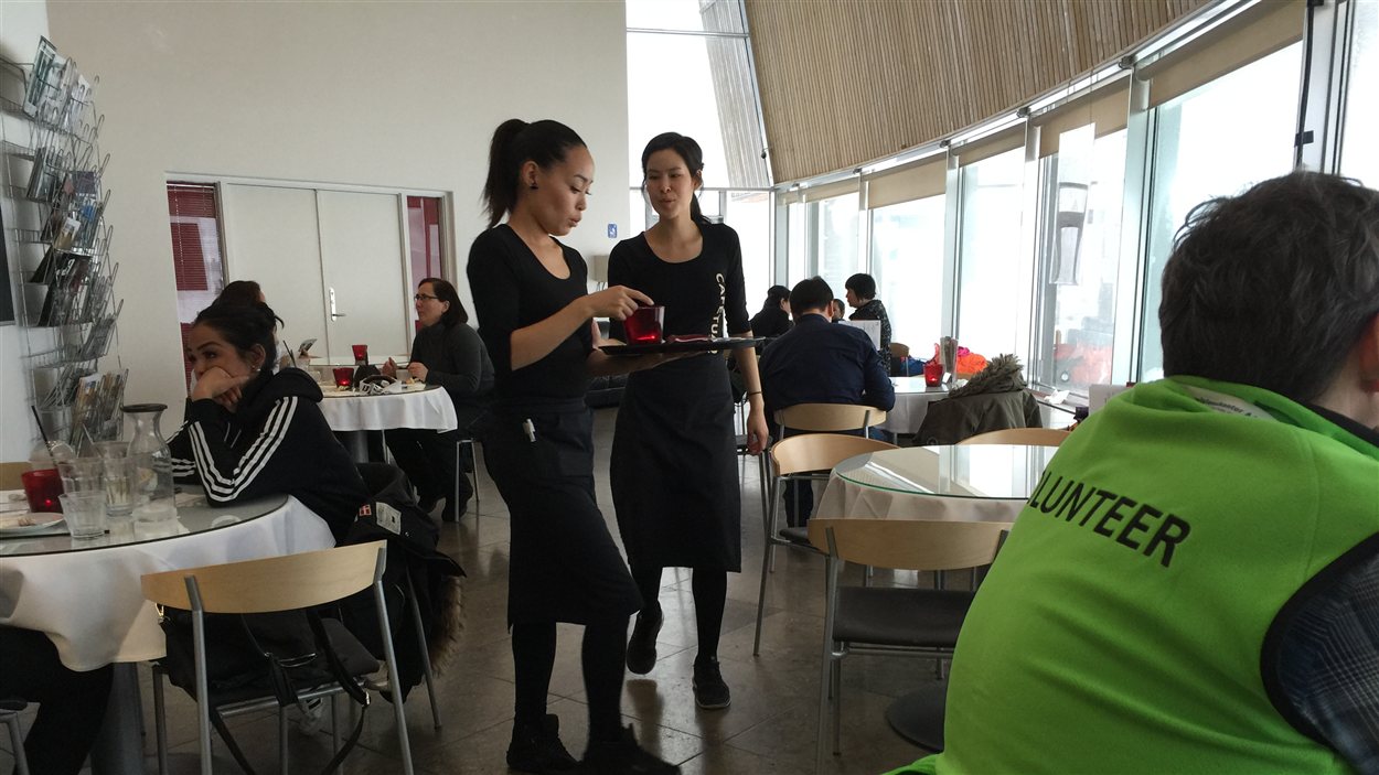 benevole et serveurs dans un restaurant de Nuuk