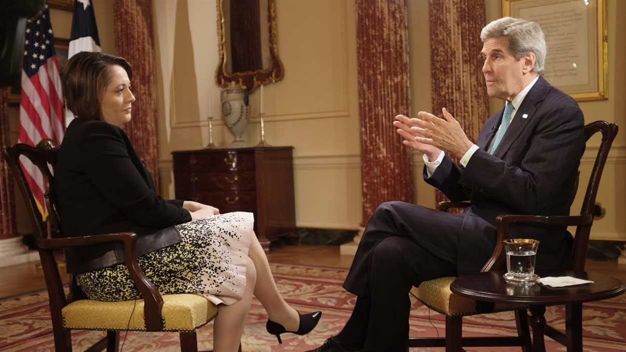 John Kerry avec la présentatrice de Power & Politics Rosemary Barton