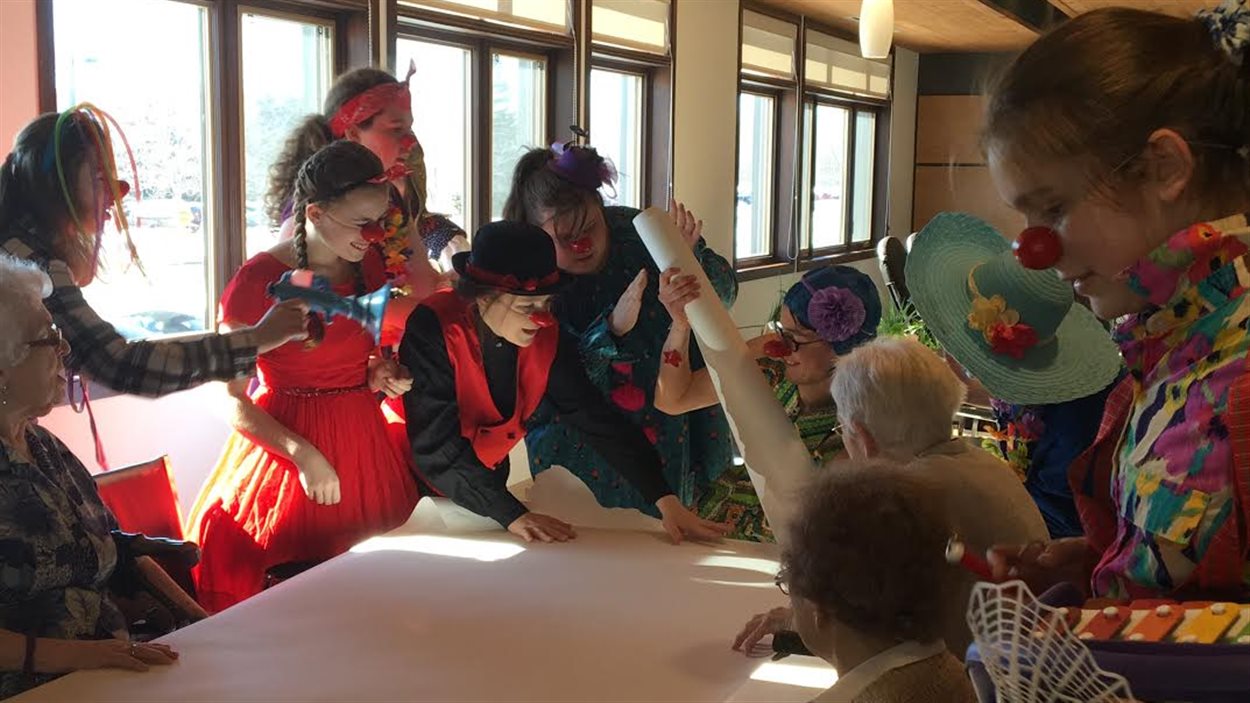 Des élèves de l'école secondaire Chavigny de Trois-Rivières ont mis un nez de clown pour égayer la journée des résidents de la Résidence La liberté