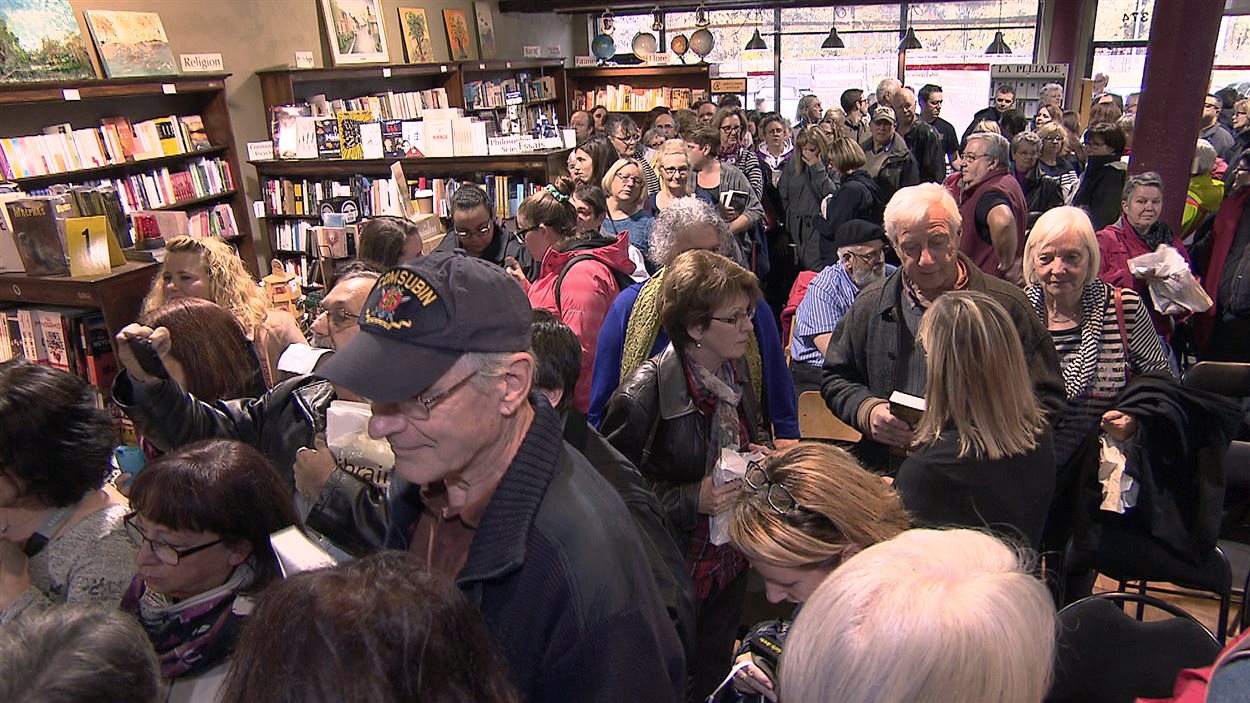 Des gens ont fait la file à la librairie Poirier de Trois-Rivières pour rencontrer une auteure