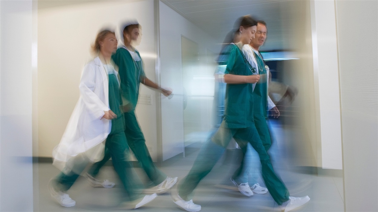 Des infimiers dans un couloir d'hôpital
