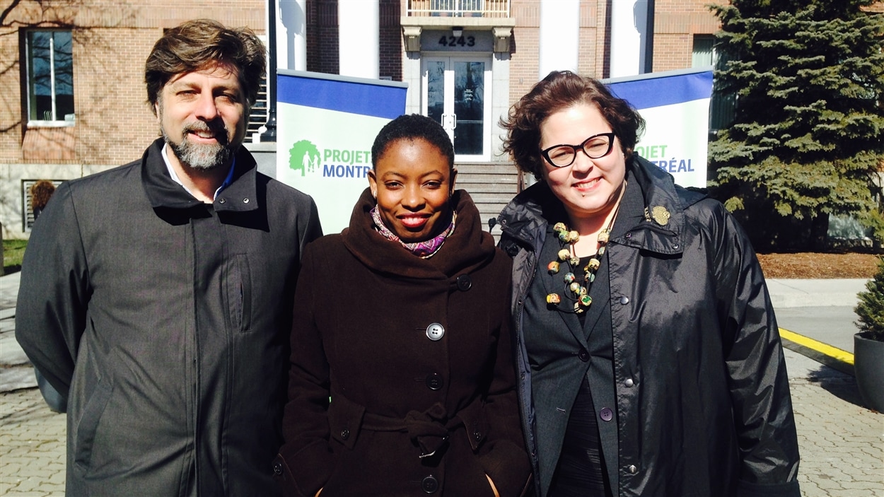 La candidate à la mairie de Montréal-Nord, Kerlande Mibel, entourée du chef par intérim de Projet Montréal, Luc Ferrandez, et de la présidente du parti, Nathalie Goulet.