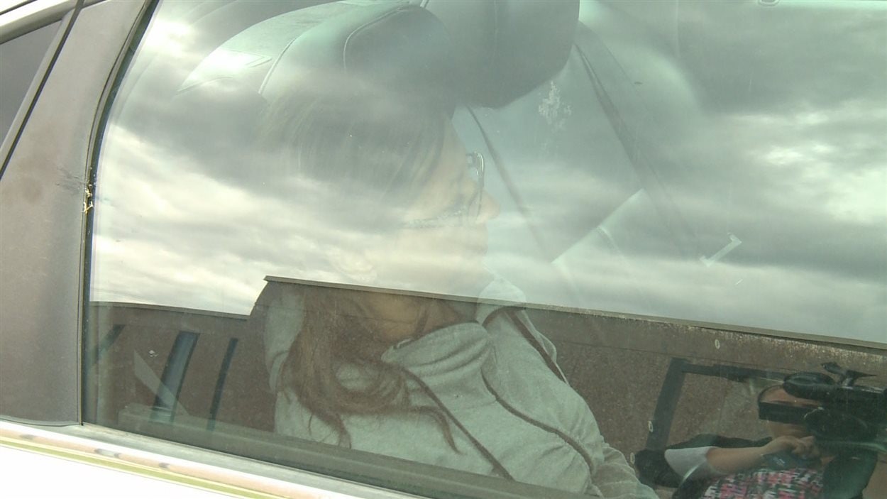 Johanne Johnson dans une voiture de police
