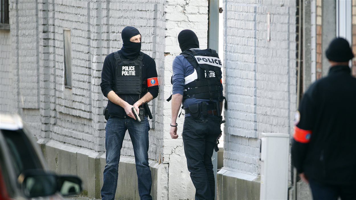 Des policiers recherchent activement des hommes armés qui ont ouvert le feu sur eux au cours d'une perquisition à Bruxelles, en Belgique.