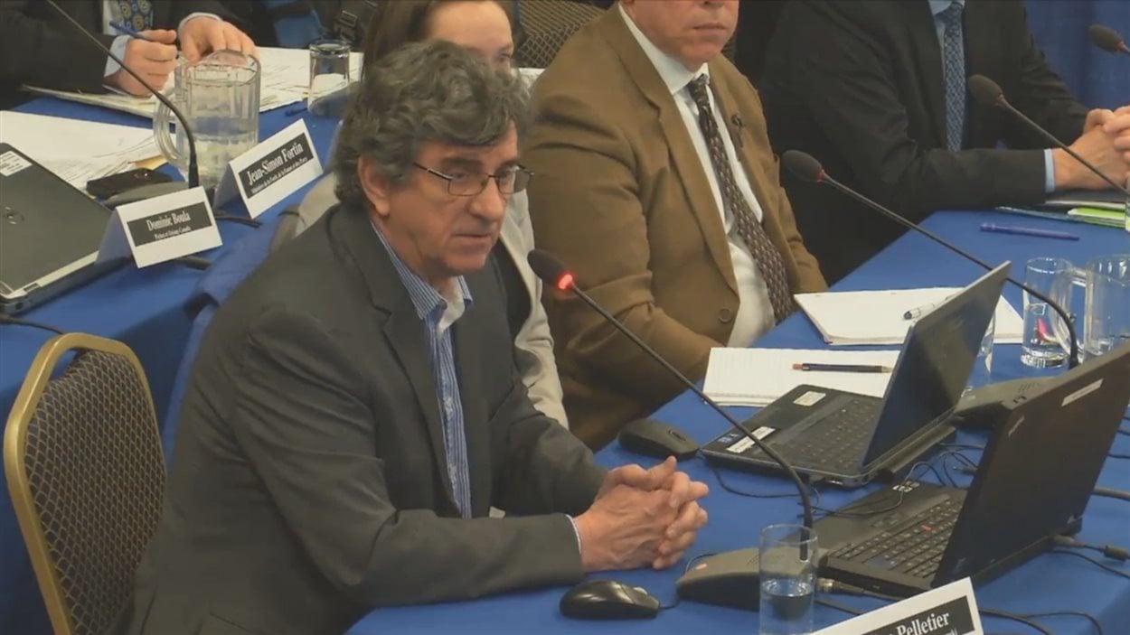 Émilien Pelletier lors de sa présentation devant le Bureau d'audiences publiques sur l'environnement (BAPE)