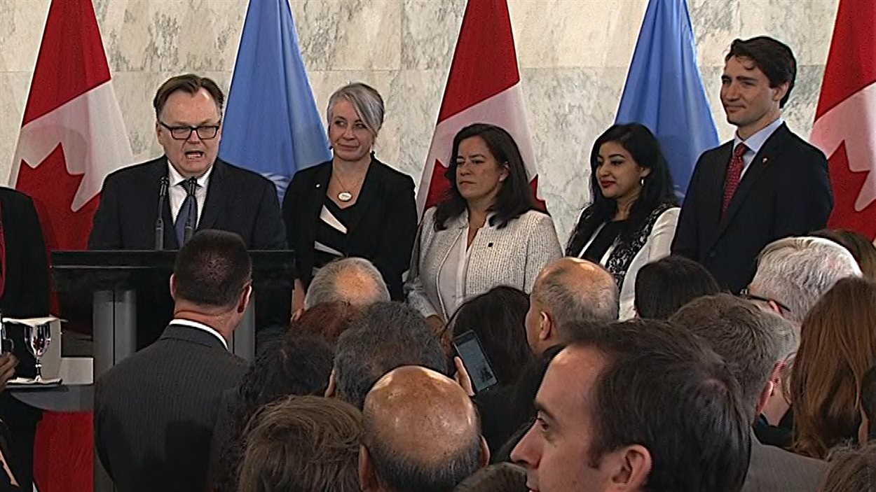 Marc-André Blanchard, futur ambassadeur du Canada à l'ONU, présente le premier ministre Trudeau lors d'une conférence de presse.