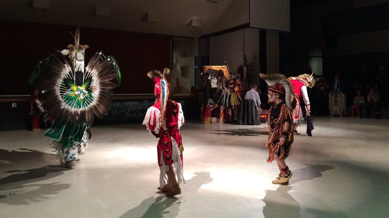 Danses traditionnelles autochtones interprétées par des membres de la communauté de Pikogan dans le cadre de la Semaine aminochtone organisée à la Polyvalente La Forêt d'Amos