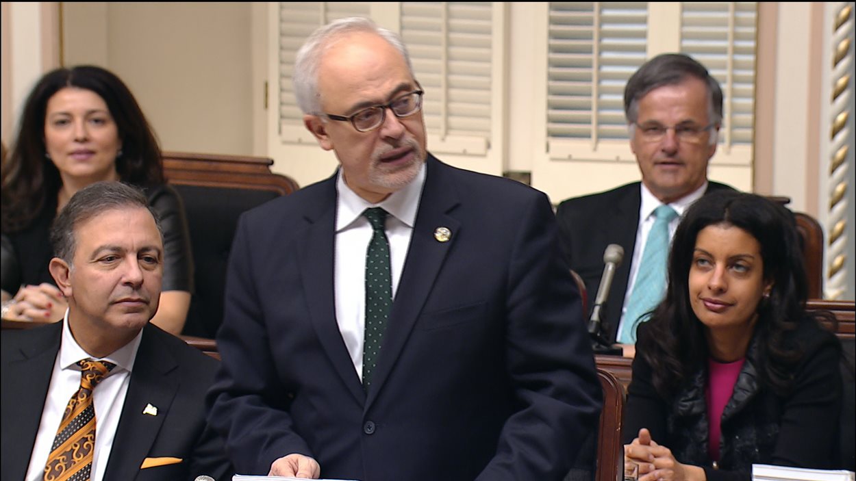 Le ministre Carlos Leitao présente le budget 2016.