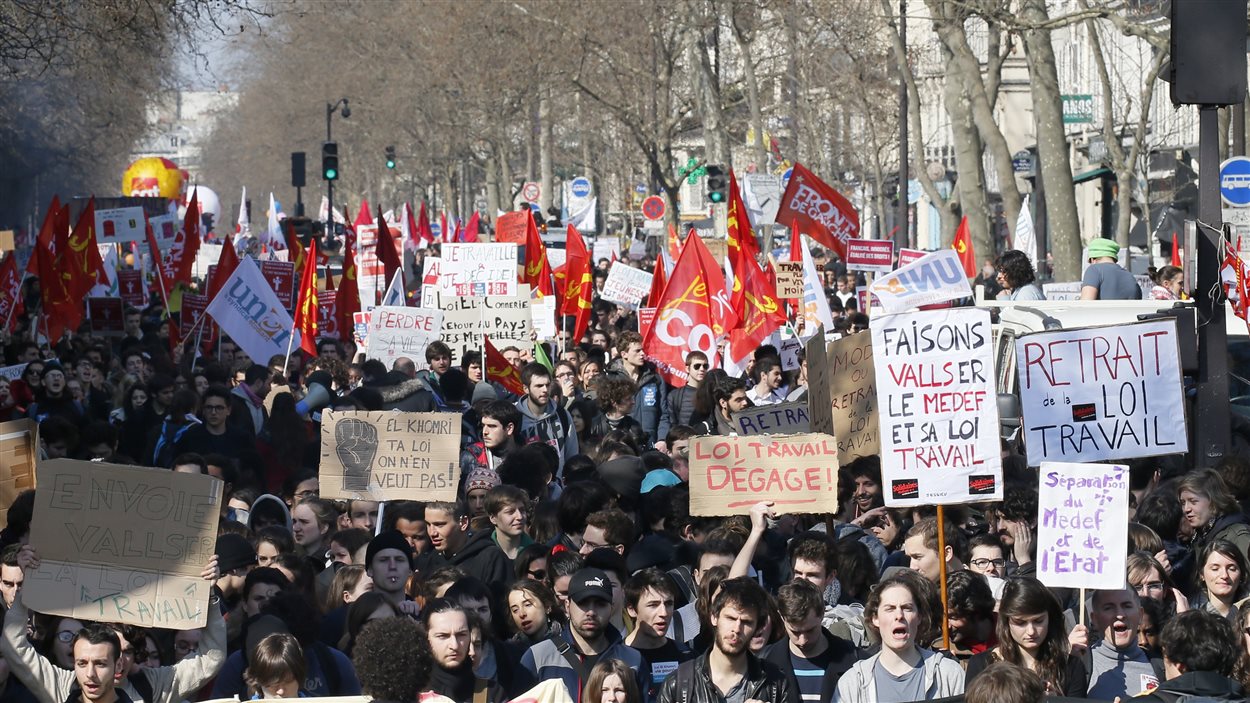Des milliers de jeunes Parisiens sont descendus dans les rues pour dénoncer les réformes du travail proposées par le gouvernement.