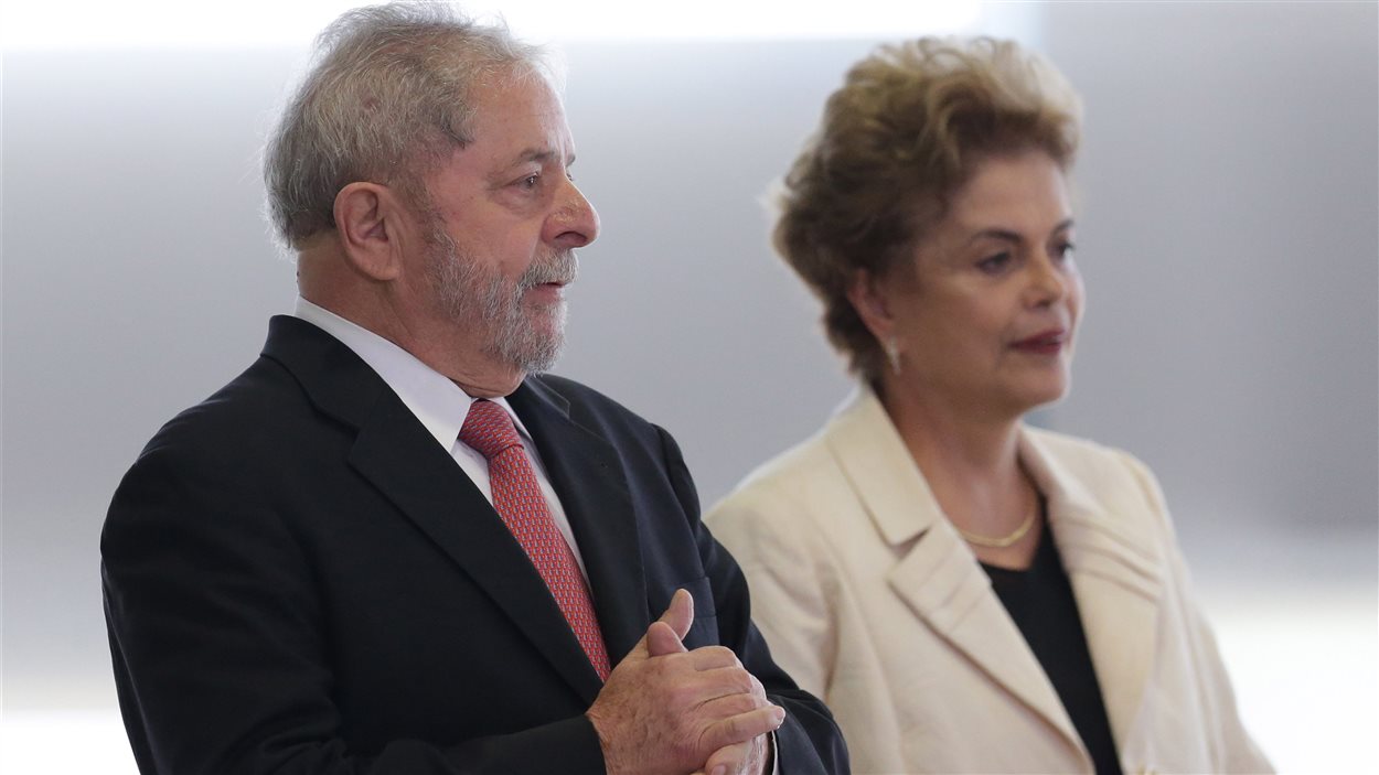 L'ancien président brésilien Luiz Inacio Lula da Silva, peu avant son investiture comme secrétaire général du gouvernement de la présidente, Dilma Rousseff 