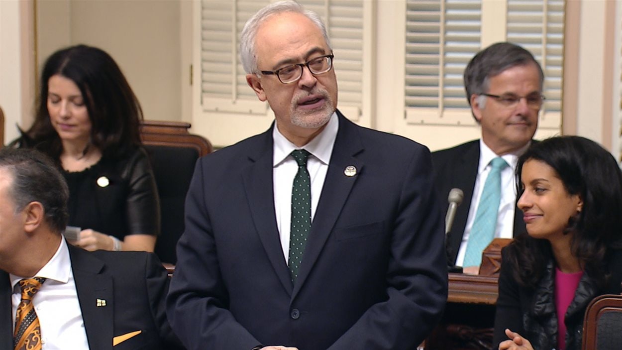 Le ministre des Finances Carlos Leitao présente son budget à l'Assemblée nationale.