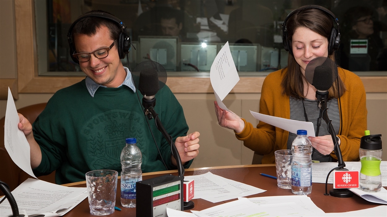 Gabriel Szabo et Élodie Grenier exécutent un numéro de tournage de feuilles chorégraphié.
