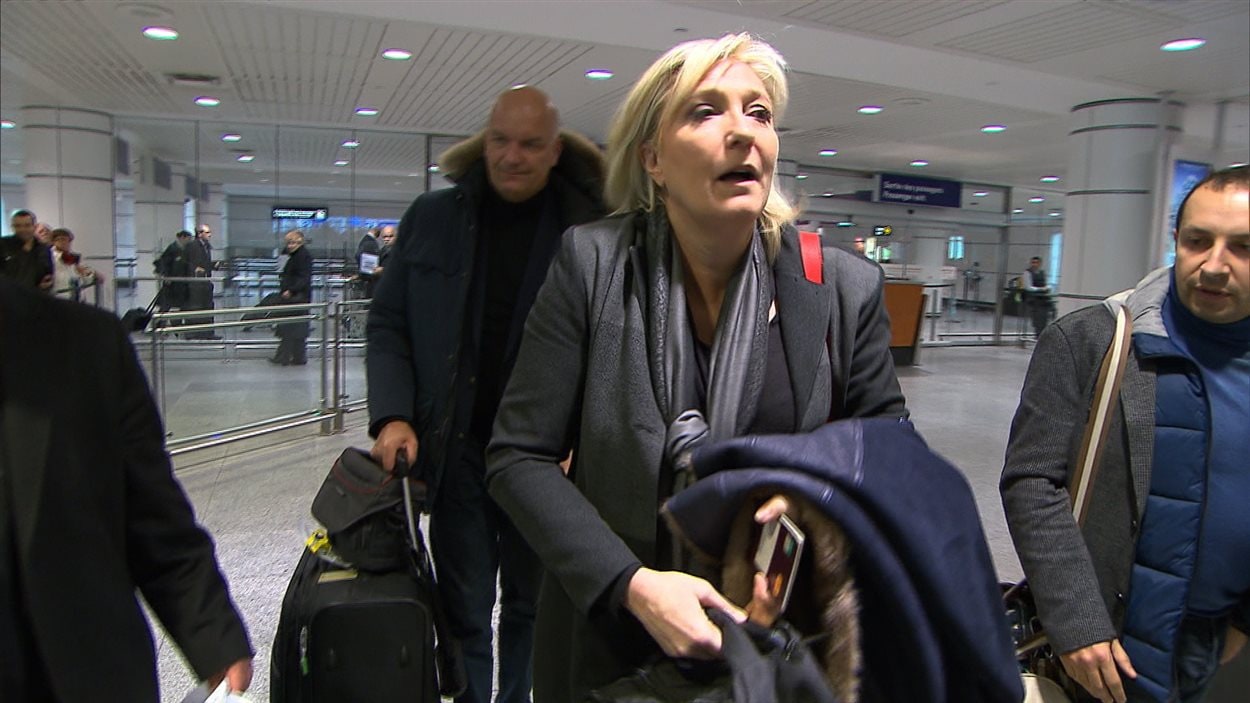 Marine Le Pen à son arrivée à l'aéroport de Montréal