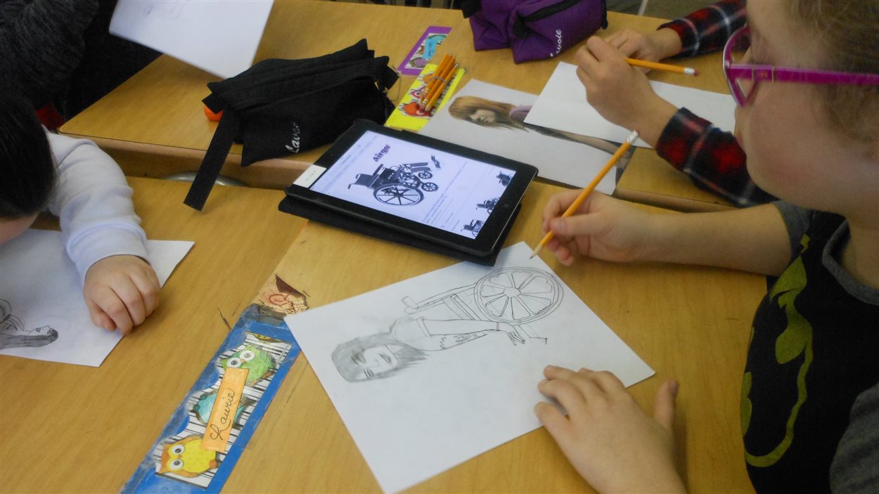 Des jeunes de l'école Norjoli planchent sur des illustrations.
