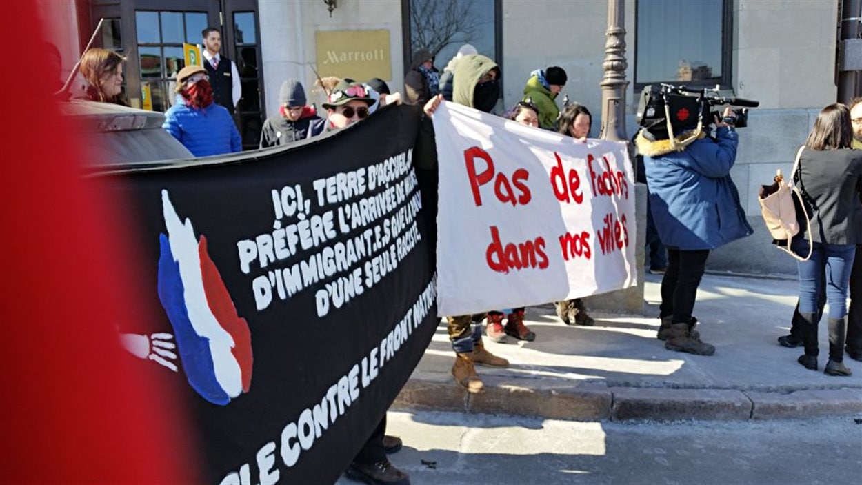 Des manifestations contre le Front national se sont tenues lors du point de presse de la présidente du parti, Marine Le Pen, le 20 mars, à Québec.