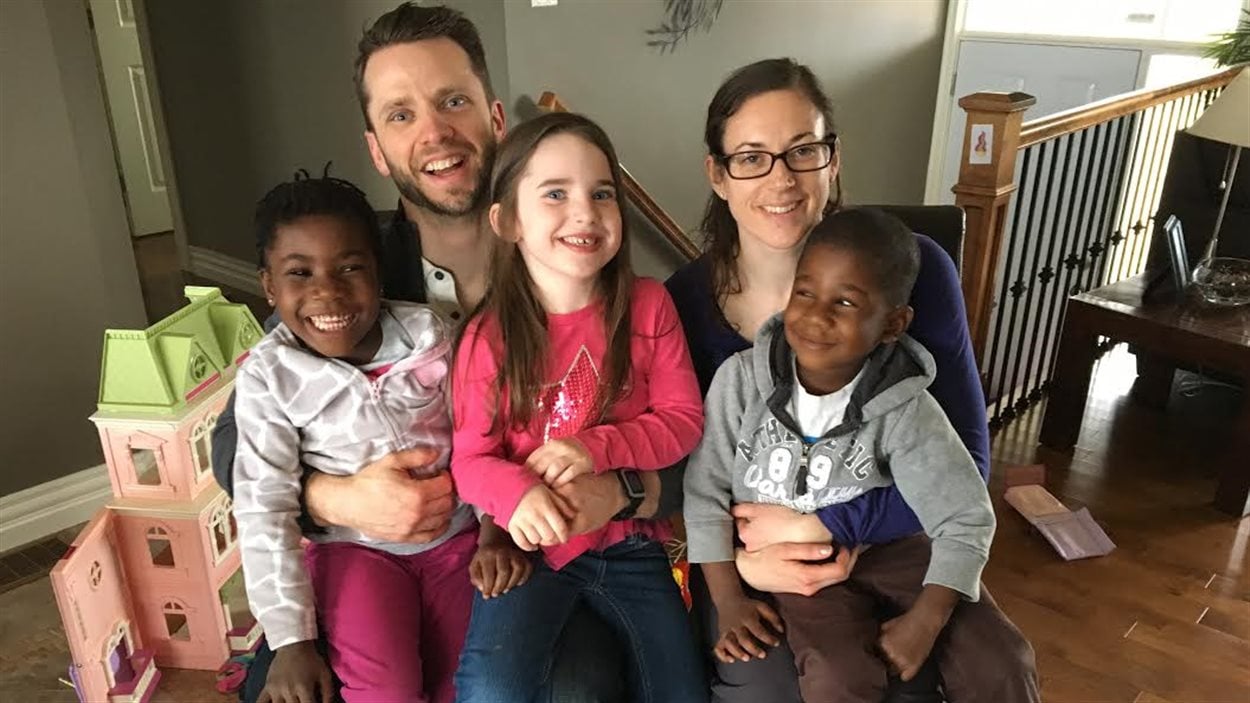 Adoption Au Congo Une Famille Heureuse Apres Trois Ans D Angoisse Radio Canada Ca