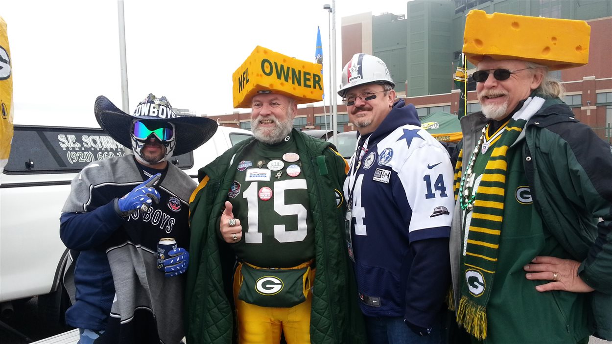 Rassemblement à Green Bay, au Wisconsin, avant un match des Packers. Les fans des Packers sont baptisés « cheese heads » et portent fièrement le fromage sur la tête.