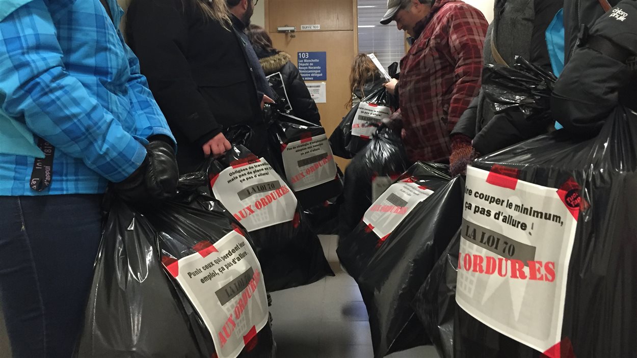 Des manifestants ont déposé des sacs à ordure au bureau de Luc Blanchette