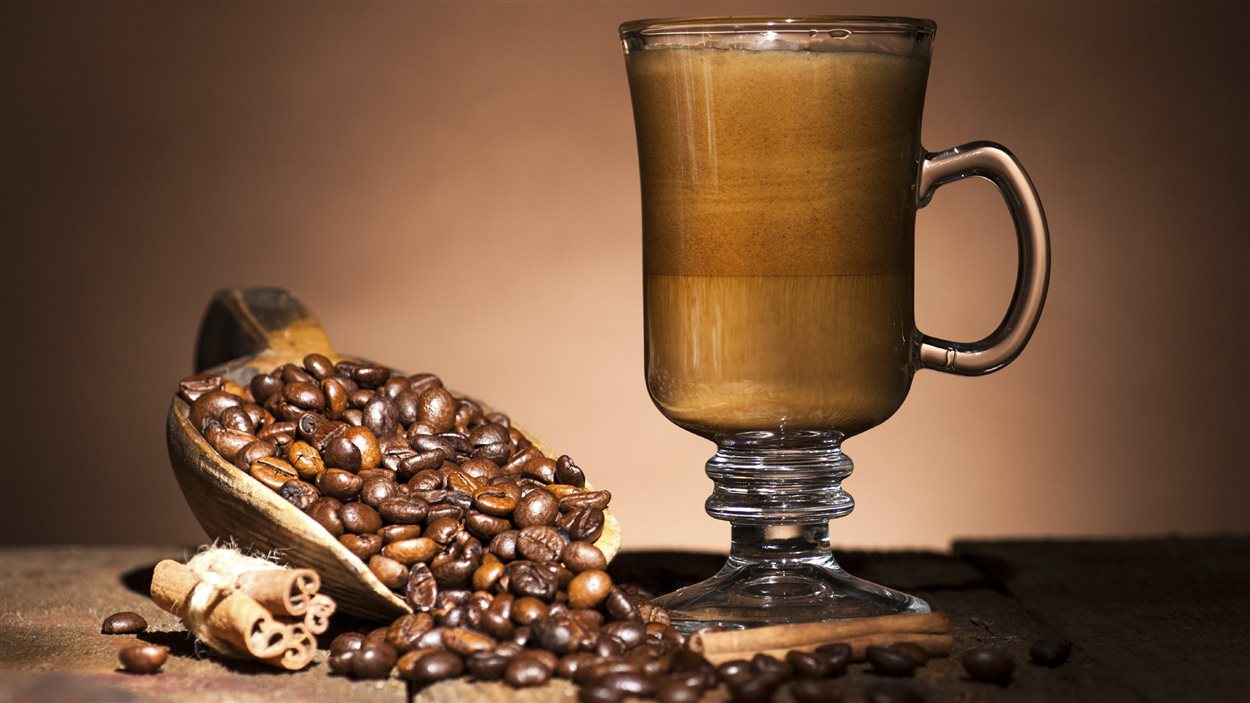 Une tasse et des grains de café