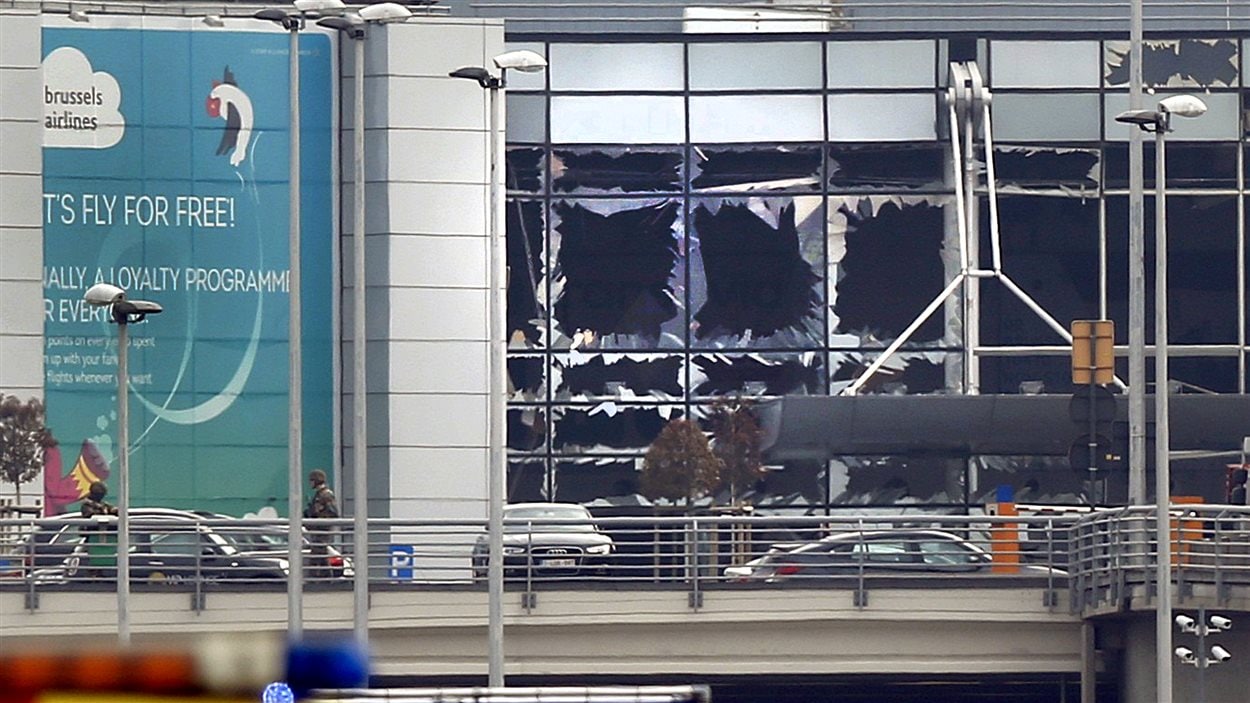 Des fenêtres brisées à l'aéroport international de Bruxelles