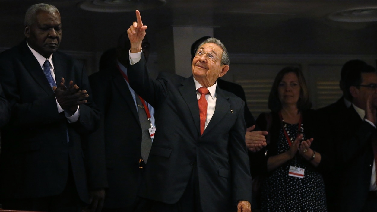 Le président cubain Raul Castro s'est abstenu de réagir pendant le discours d'Obama, mais s'est levé vers la foule après l'allocution de son homologue américain.