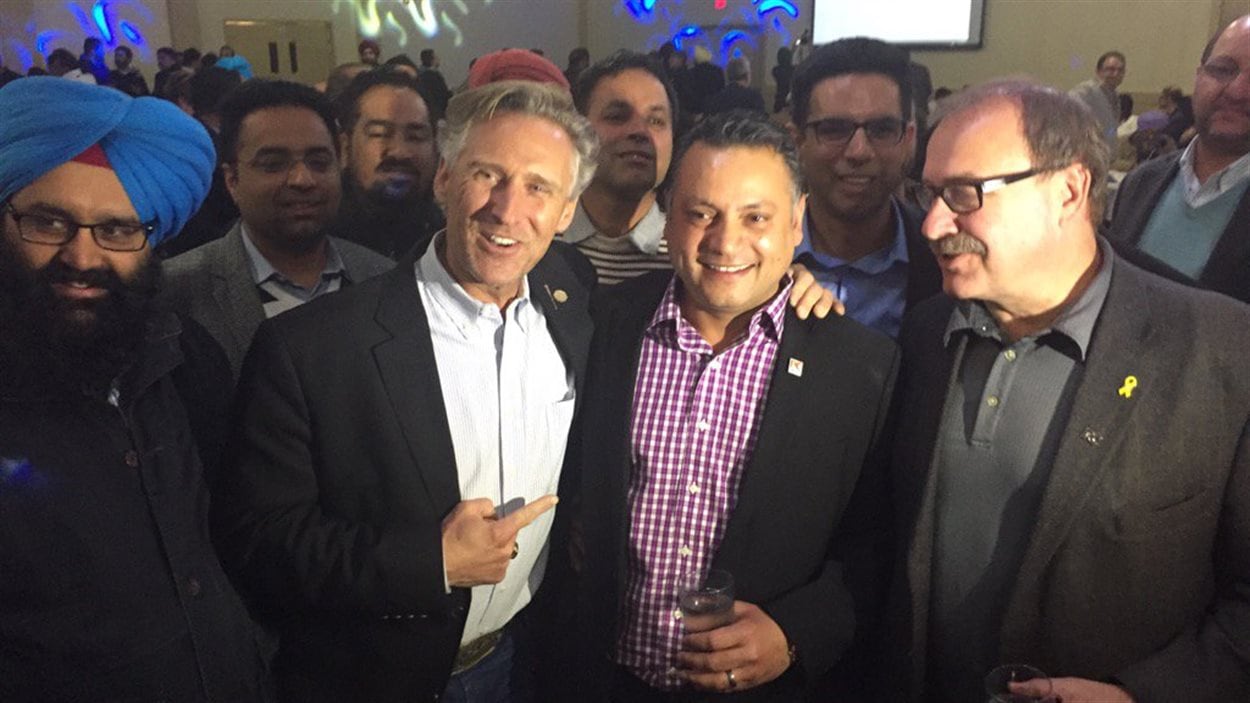 Le conservateur Prab Gill (au centre), tout sourire à l'annonce de sa victoire dans Calgary-Greenway.