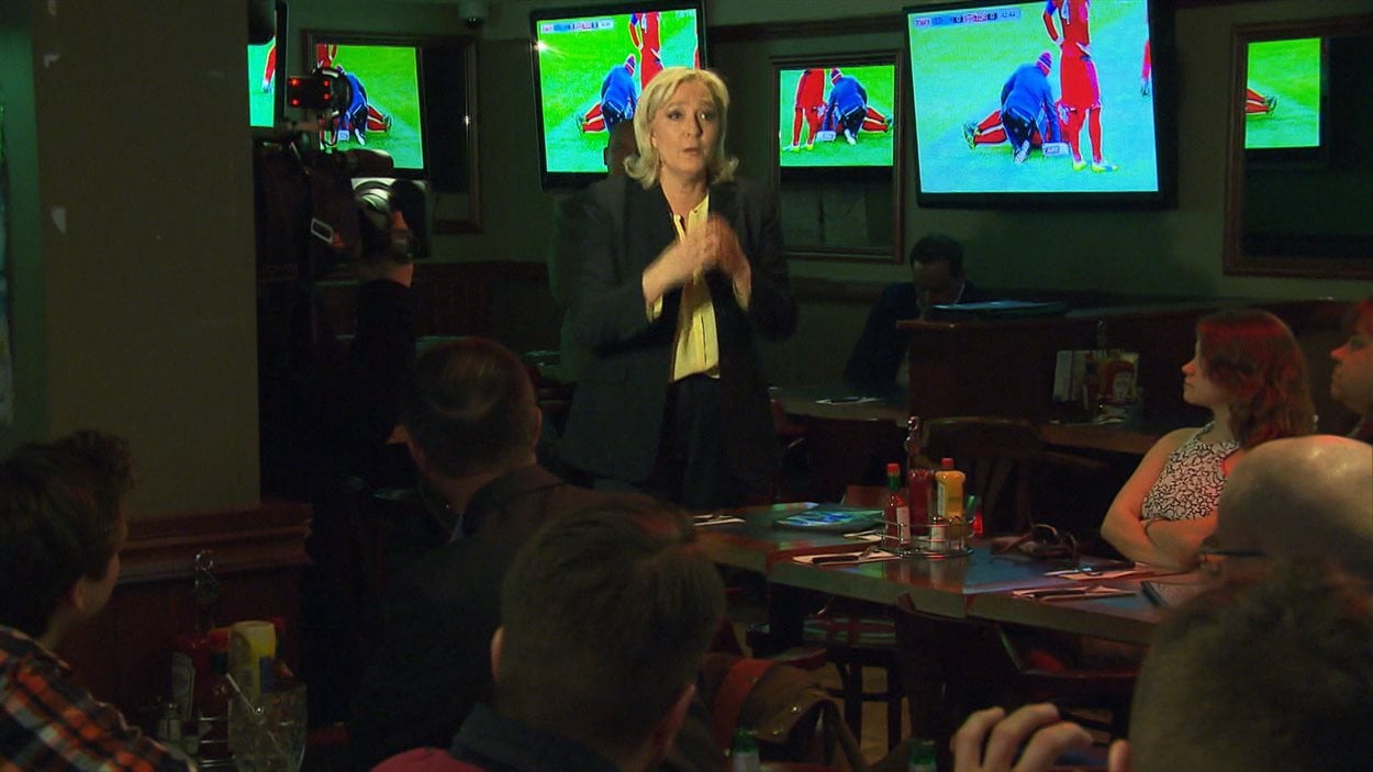 Marine Le Pen s'est exprimée devant des partisans au restaurant La Station des Sports, au centre-ville de Montréal.