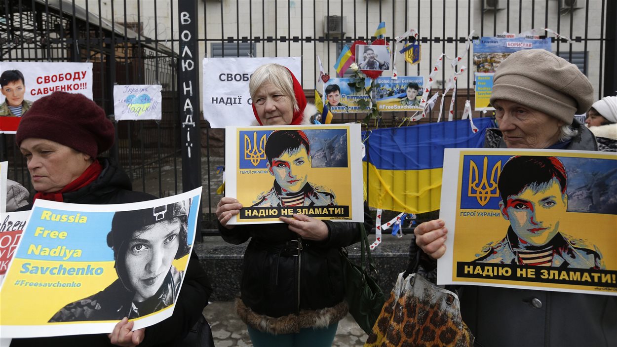 À l'extérieur de l'ambassade russe à Kiev, des manifestants arborent des affiches demandant la libération de Nadejda Savtchenko.