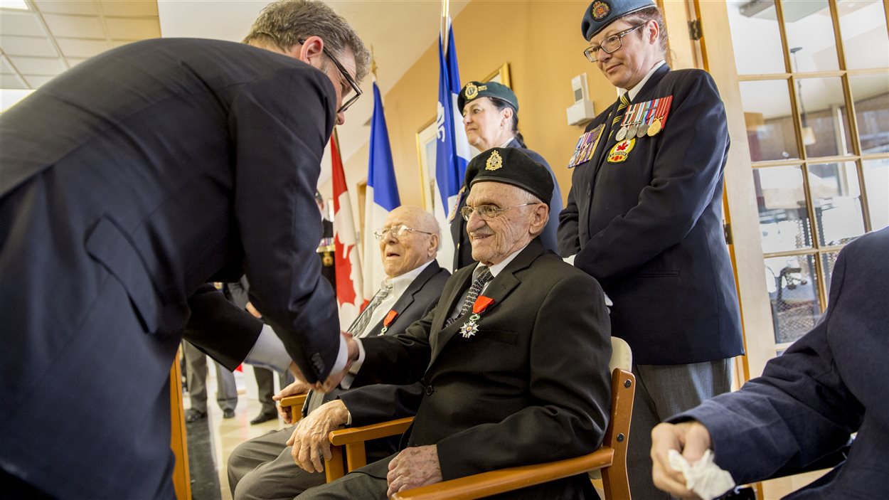 Paul-Émile Provencher lors de la remise de la médaille de la Légion d'Honneur par Nicolas Chibaeff.