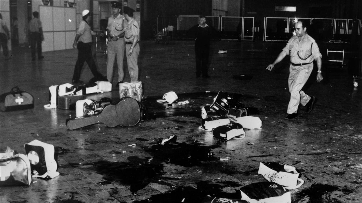 Du sang et des bagages éparpillés à l'aéroport Lod de Tel-Aviv au lendemain de l'attaque terroriste du 30 mai 1972.