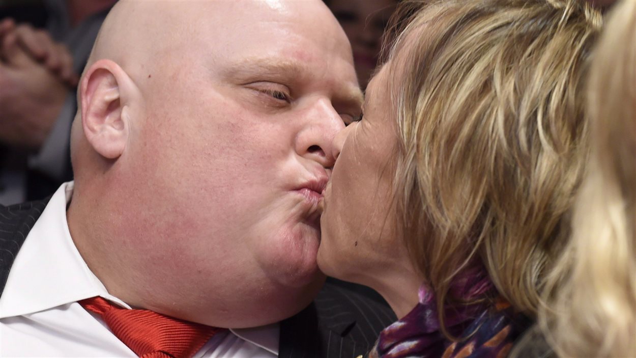 Rob Ford embrasse sa femme, Renata, après avoir perdu ses cheveux à cause de la chimiothérapie.