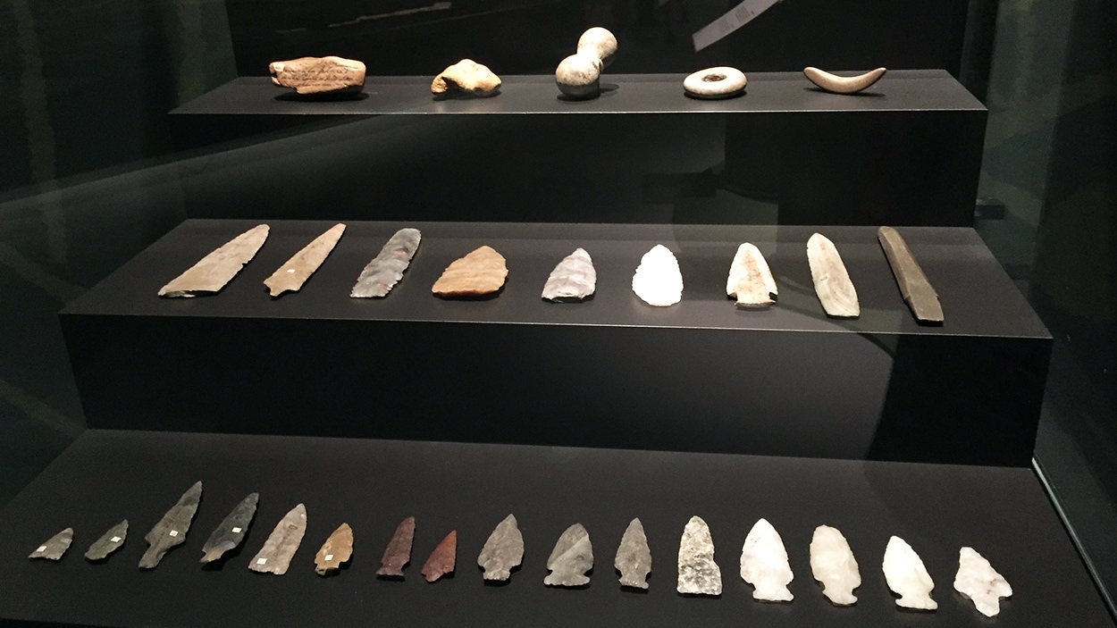 Des artefacts à l'exposition « Fragments d’humanité, archéologie du Québec »
