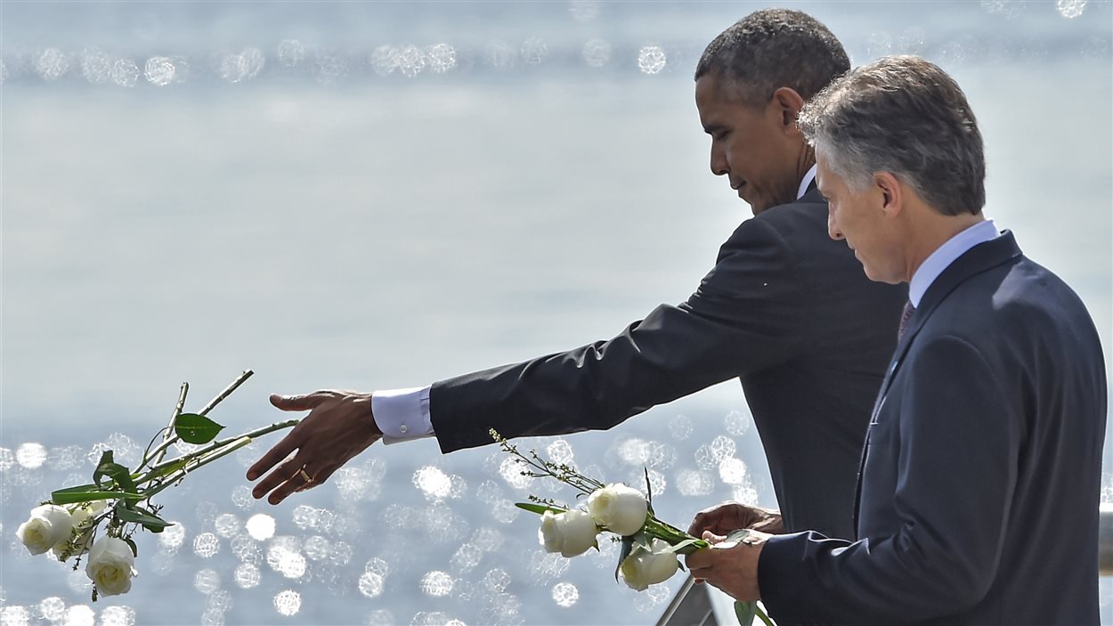 Les présidents Obama et Macri ont lancé des roses blanches le Rio de la Plata, en hommage aux victimes de la dictature.