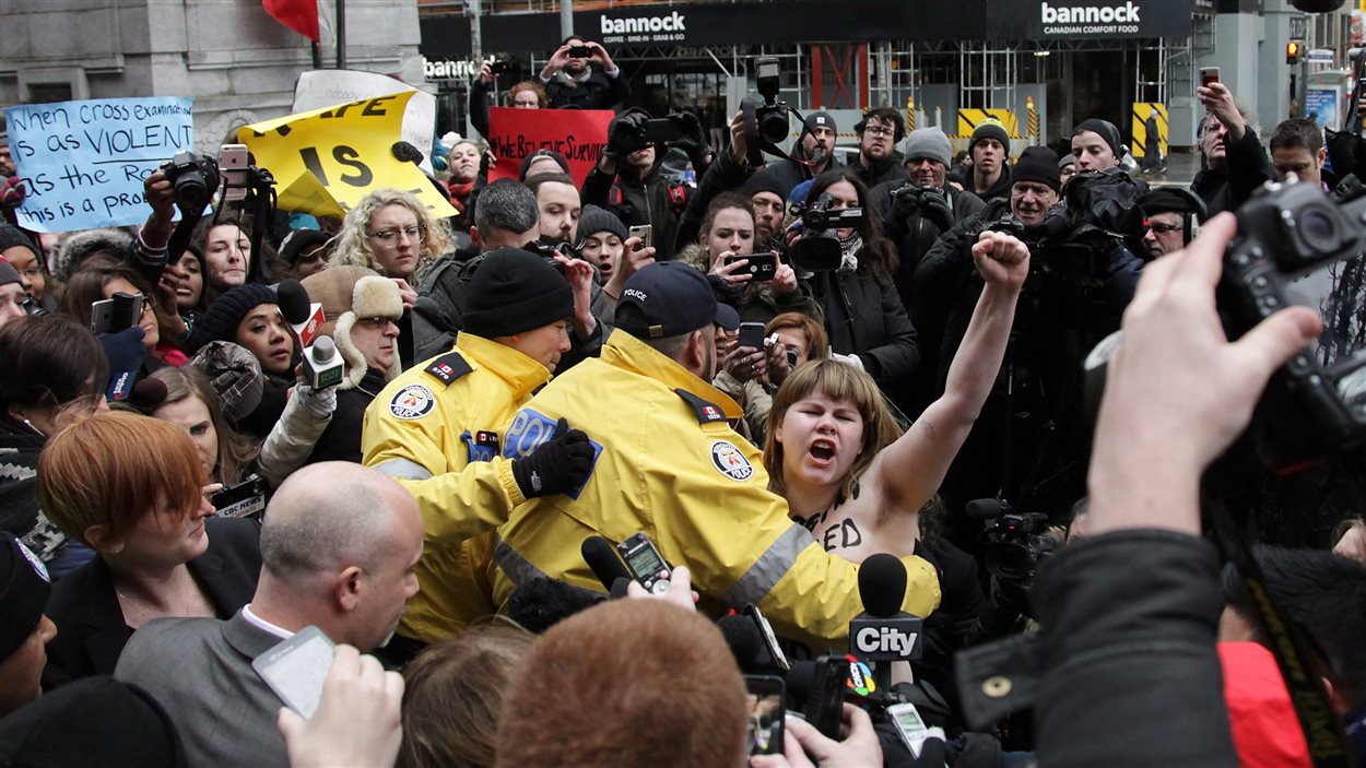 Une militante Femen a perturbé la conférence de presse du procureur de la Couronne.