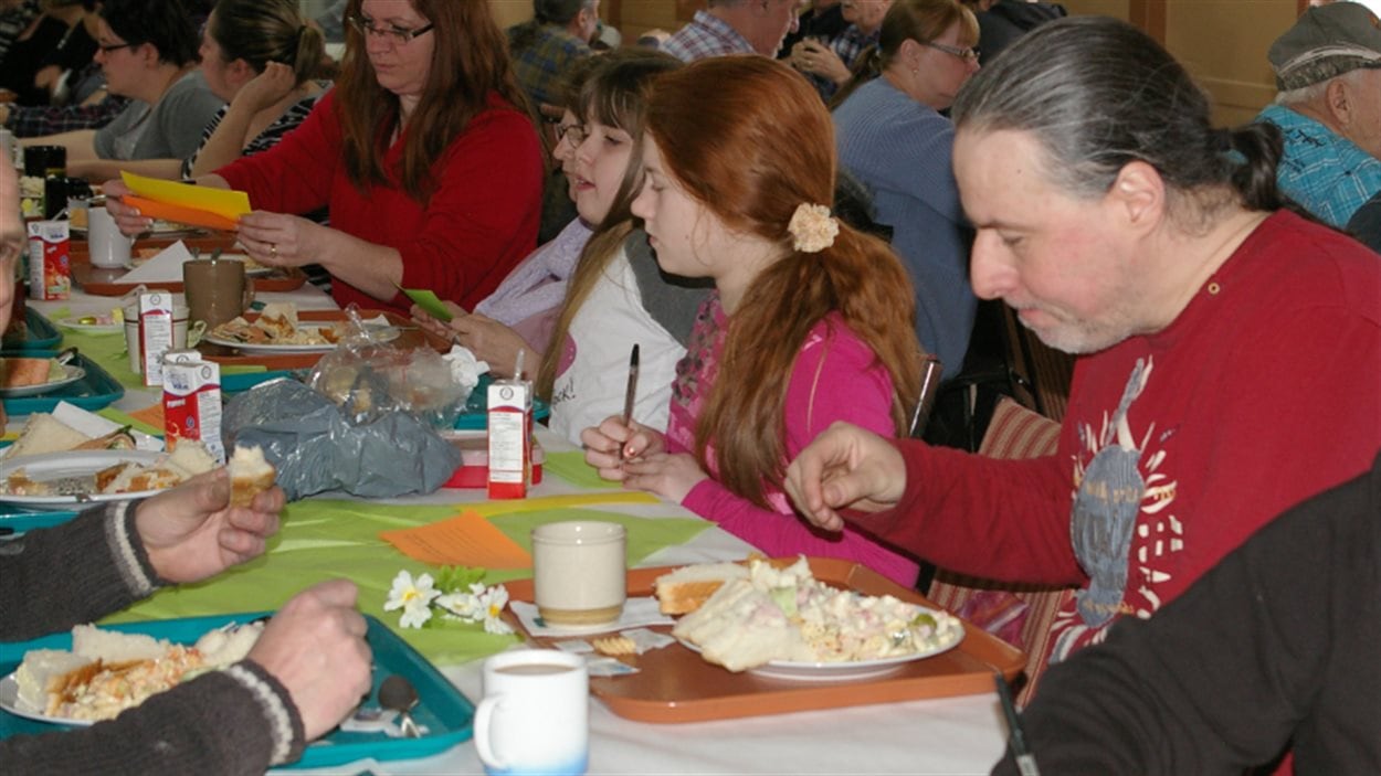 À Matane comme ailleurs au Québec, des gens de tous âges et de toutes conditions sont venus partage un repas pour souligner la Journée nationale des cusisines collectives.
