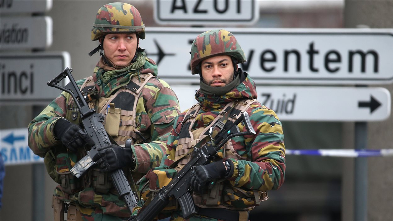Des soldats à l'aéroport de Bruxelles, le 24 mars.