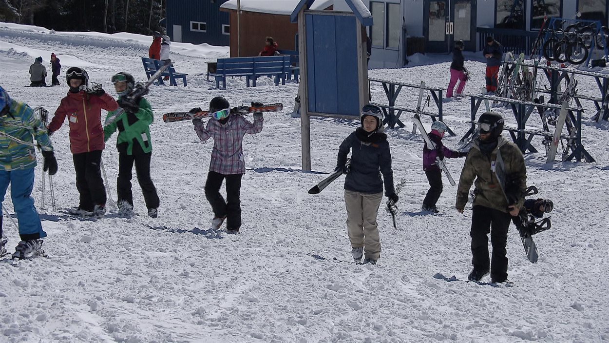 Tôt le matin, les skieurs ont investi la place, munis de leurs équipements.