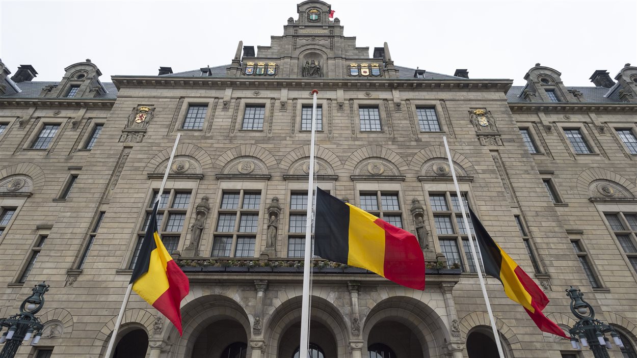 Les drapeaux belges ont été mis en berne devant l'hôtel de ville de Rotterdam après les attentats de Paris (23 mars 2016) 