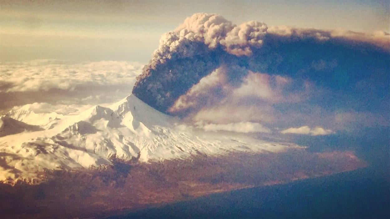 L'éruption du volcan Pavlof en Alaska le 27 mars 2016.