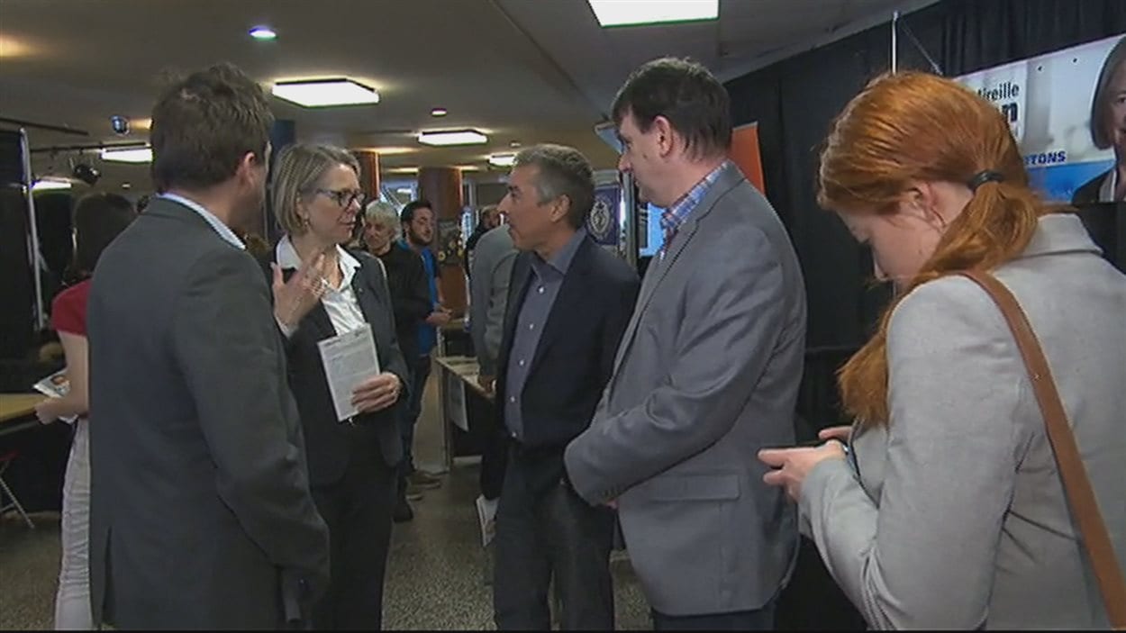 La candidate péquiste Mireille Jean rencontre les étudiants au Cégep de Chicoutimi