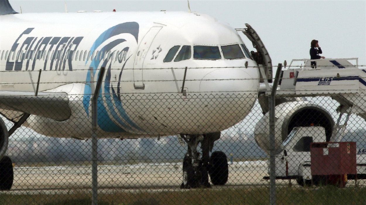 L'avion détourné d'EgyptAir, à l'aéroport de Larnaca