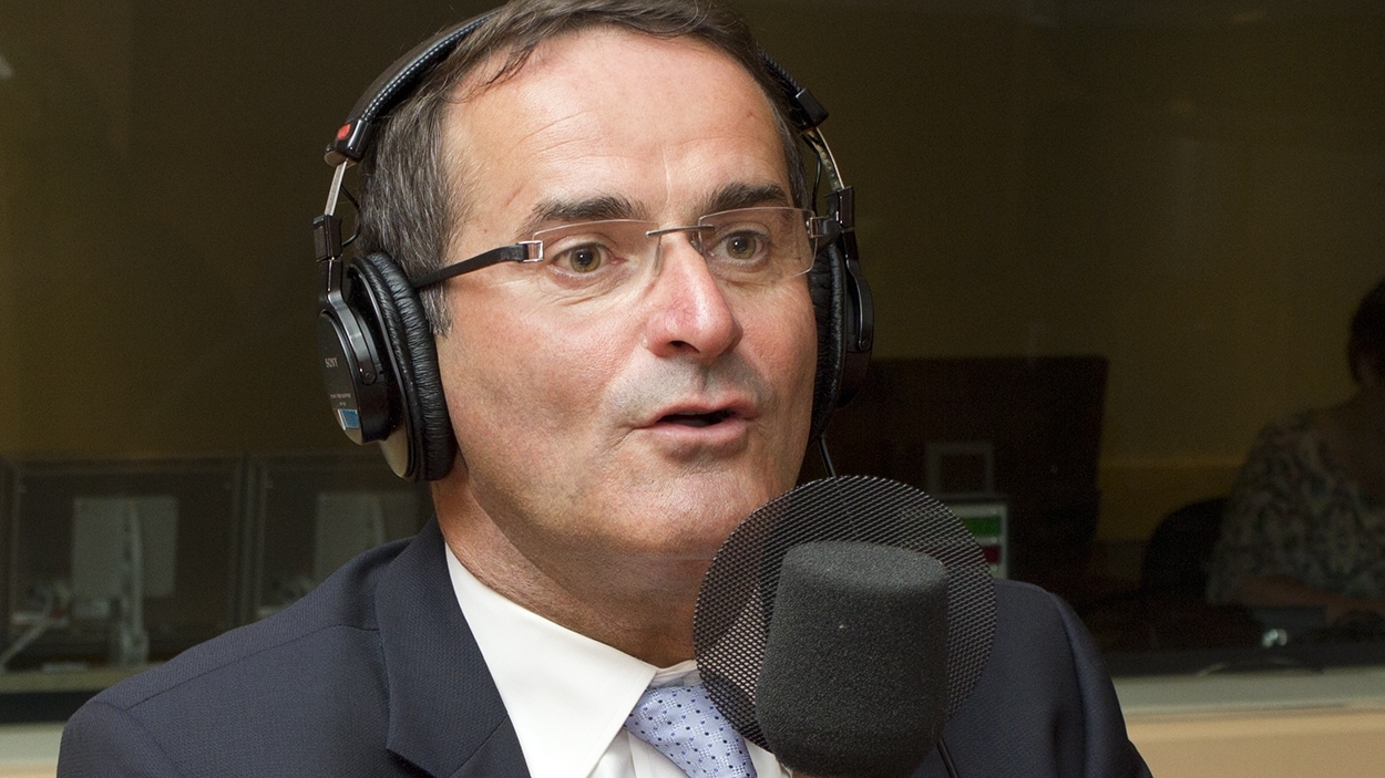 Le chroniqueur politique Jean Lapierre lors de son passage à l'émission Médium large.