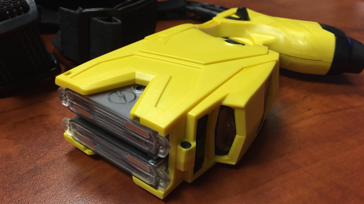 Les policiers de Lévis pourraient bientôt utiliser le pistolet électrique.