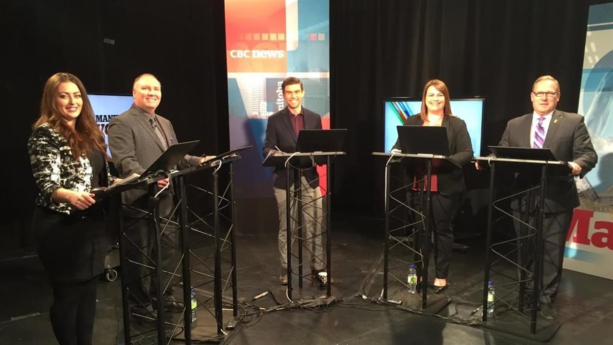 Johanna Wood (PLM), Kevin Nichols (PVM), Chris Glover (journaliste pour CBC), Roxanne Dupuis (NPD) et Scott Fielding (PCMB) lors d'un débat sur les infrastructures