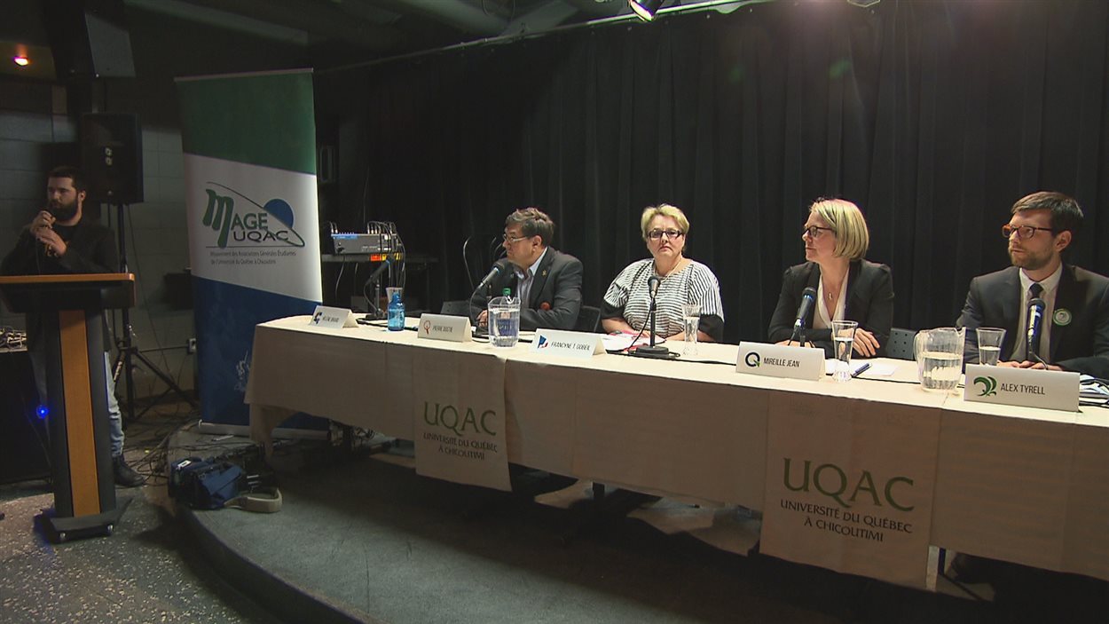 Pierre Dostie, Francyne T. Gobeil, Mireille Jean et Alex Tyrrell ont participé au débat organisé par MAGE-UQAC