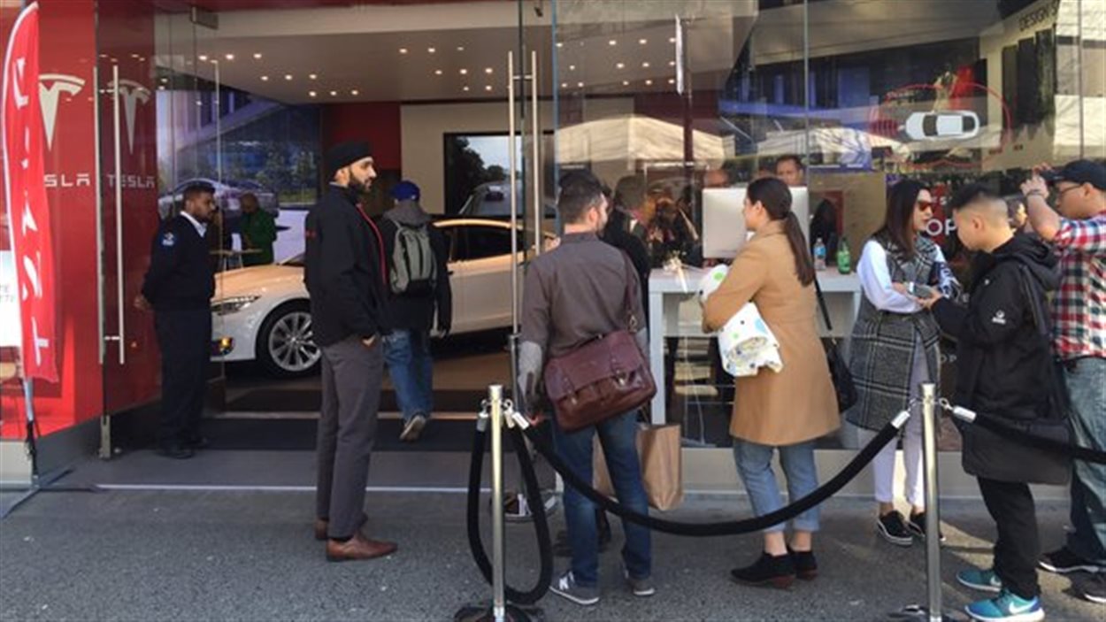 La queue devant le magasin Tesla de la rue Robson à Vancouver
